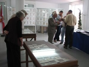 Numerosos visitantes conocieron detalles y curiosidades históricas que guardan los sellos y monedas. / E. P.