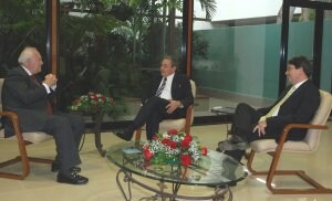Moratinos conversa con el presidente de Cuba, Raúl Castro./ AFP