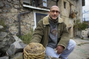 Juan Carlos, con una de las tres cabras que le quedan. / JUSTO RODRÍGUEZ