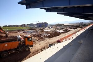 Estado de las obras del nuevo campo de fútbol de Yagüe, en una imagen de ayer. / JUAN MARÍN