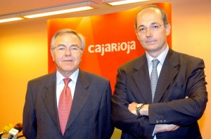 El presidente de Caja Rioja, Fernando Beltrán, y el director general, Jorge Albájar. / JUAN MARÍN