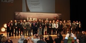 Foto de cierre del congreso, con organizadores y ponentes en el escenario del Riojafórum. /W.A.