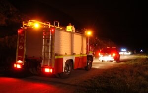 Bomberos y agentes de la Policía Vasca, en la zona donde apareció el cadáver. /GASCO