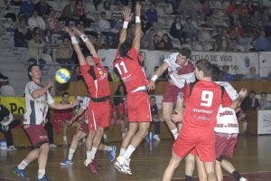 Víctor Vigo dispara en suspensión y lograr pasar el balón entre los defensores gallegos. ::                             G.S.