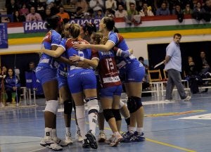 Las jugadoras del Haro Rioja se animan antes de iniciar un punto. Al fondo, Xavi Perales. ::
DONÉZAR