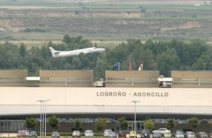 Un aparato despega de la pista del aeropuerto riojano de Logroño-Agoncillo. ::                             ALFREDO IGLESIAS