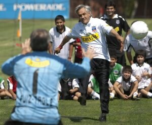 Sebastián Piñera marca un penalti a Gabriel Ruiz Tagle, presidente del club Colo Colo. ::
EFE