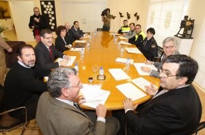 Reunión de los asistentes a la Junta de Seguridad, que presidieron Tomás Santos y José Antonio Ulecia. ::                             JUAN MARÍN