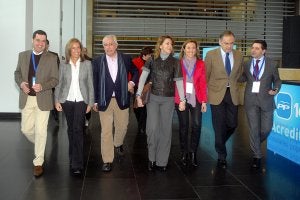 Moreno, Mato, Arenas, De Cospedal, Gamarra, González Pons y Cuevas, ayer en las instalaciones de Riojafórum antes de iniciar la Intermunicipal Popular. ::                             ALFREDO IGLESIAS                                                Carlos Cuevas, hablando por el móvil ayer en Riojafórum. ::                             A. IGLESIAS