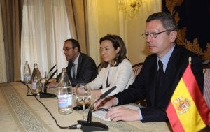 Cuca Gamarra, flanqueada por el presidente del Centro Riojano de Madrid, Pedro López Arriba, y por el alcalde de la capital de España, Alberto Ruiz-Gallardón. ::                             NEWSPHOTOPRESS