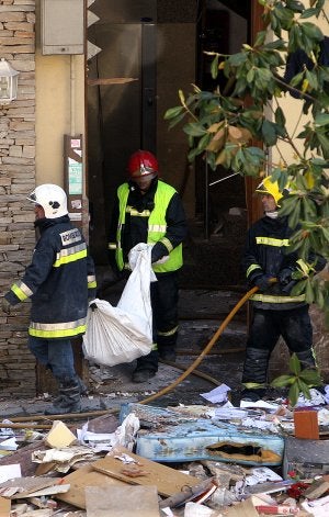 Desolador aspecto que presentaba el número 25 de la Gran Vía a los pocos momentos de la explosión . :: JUAN MARÍN