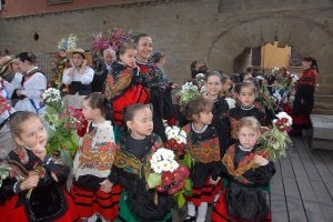 Los más pequeños, protagonistas de la ofrenda floral a San Bernabé, accedieron por la simbólica puerta del Revellín. ::                             ALFREDO IGLESIAS