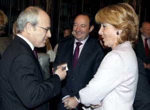 Montilla, Sanz y Aguirre charlan en la conferencia de presidentes, el pasado mes de diciembre. ::                             EFE