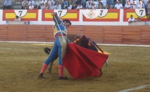 Diego Urdiales, en una preciosa trincherilla, ayer en Ejea de los Caballeros. ::                             MANCHA