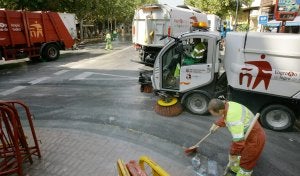 Operarios de la UTE 'Logroño Limpio' tras el cohete anunciador de San Mateo. ::                             JUSTO RODRÍGUEZ