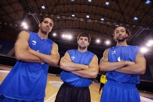 Los tres jugadores estadounidenses del Clavijo, al final de uno de los entrenamientos con el equipo riojano. ::                             JUSTO RODRÍGUE Z