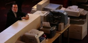 El polémico economista, ayer en el Círculo Logroñés, donde está instalado el salón 'Oficina Evolutiva 2010', que inauguró con una conferencia. ::                             JUSTO RODRÍGUEZ.