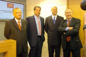 Imagen de archivo de José Antonio Pascual (segundo por la izquierda) en Logroño como codirector de Cilengua. ::
L.R.