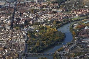 Su tamaño, apenas supera los 150.000 habitantes dispersos entre sus casi 80 kilómetros cuadrados, sigue siendo el punto fuerte de Logroño. ::                             JUSTO RODRÍGUEZ