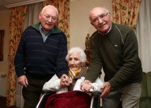 Manuel y Eugenio posan con Elisa en el Hogar de las Hermanitas de los Ancianos Desamparados. ::                             DÍAZ URIEL