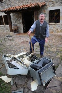 Rompe a martillazos la máquina expendedora