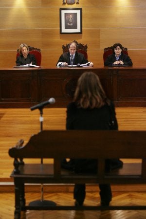 La acusada, ayer, en la vista de conformidad. ::                             J.R.