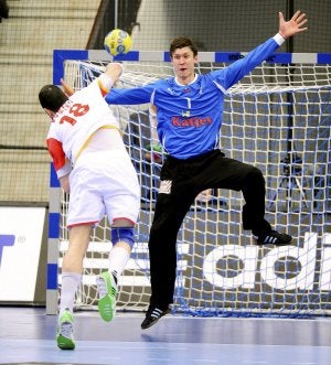 Íker Romero intenta marcar un gol al portero Niklas Landin, que fue infranqueable. ::
EFE