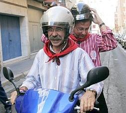 Ángel Varea y Julio Revuelta, compartiendo moto en las fiestas de San Mateo. ::                             SERGIO ESPINOSA