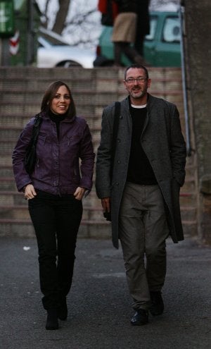 Mariam Ferrer y Rubén Antoñanzas pasean por Logroño en la tarde de ayer. ::                             JUSTO RODRÍGUEZ