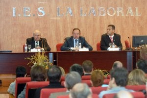 Sanz inauguró las jornadas sobre redes sociales en La Laboral. ::
A. I.