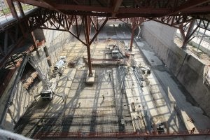 Imagen de la estructura metálica de la estación y lo que esconde; andenes que toman forma desde lo que ya se intuye como el propio vestíbulo de la futura terminal.  ::                             J. RODRÍGUEZ