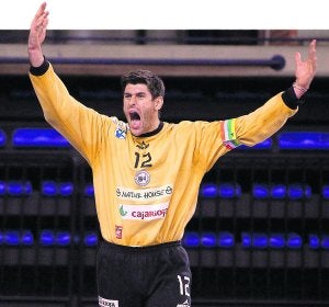 El capitán del equipo logroñés arenga a sus compañeros durante un partido de esta temporada. ::                                                        L.R.