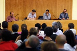 Vicente Urquía, Ángel Félix García, Pablo Rubio y Luis Ángel Ruiz Budria, en la mesa de la asamblea extraordinaria de la Agrupación Socialista de Logroño. ::                             JUSTO RODRÍGUEZ