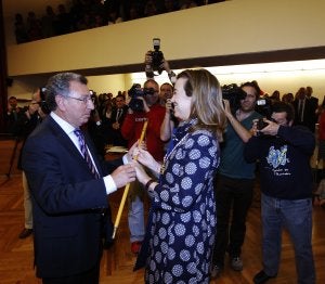 La ya investida alcaldesa, Cuca Gamarra, en el momento de recibir el bastón de mando de manos del alcalde saliente, Tomás Santos. ::                             JUSTO RODRÍGUEZ