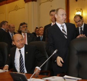 Basescu (sentado), junto al entonces presidente ruso, Putin, en una cumbre en el 2008. ::
REUTERS