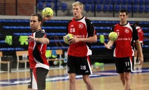 Arrieta, Kallman y Hugo, en una tanda de lanzamientos. ::                             JUSTO RODRÍGUEZ