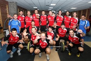 Los jugadores del Naturhouse, ayer en el gimnasio del Palacio de los Deportes, viajan a Hungría con bajas pero con ganas de dar mucha guerra. ::                             JUAN MARÍN