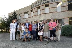 Pedro Sanz, Cuca Gamarra y Óscar 'Chopera', junto a un grupo de miembros de Asprodema. ::
J. RODRÍGUEZ