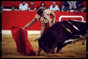 REDONDO.  Urdiales, en la faena del indulto de la pasada Feria de Alfaro. ::
J.  RODRÍGUEZ