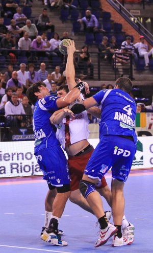 Andreu y Antonio García detienen a Álex Dujshebaev. ::
FERNANDO DÍAZ
