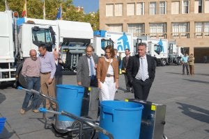 Miembros de la Corporación municipal y de Logroño Limpio miran, en la plaza del Ayuntamiento, los nuevos vehículos y otros elementos de limpieza. ::                         ALFREDO IGLESIAS