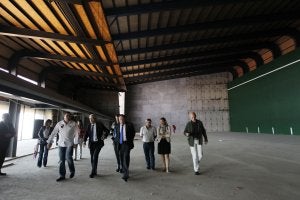 Sanz y Del Río en el complejo, junto a autoridades locales. ::                         J.                         RODRÍGUEZ