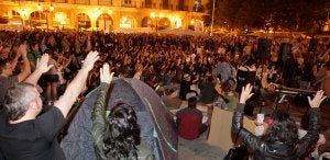 Miles de personas volvieron a tomar la Plaza del Mercado y las calles de Logroño en una tarde noche de festiva reivindicación. ::                         SONIA TERCERO