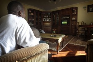 Seydou en la casa de Santo Domingo de la Calzada que tendrán que abandonar. /J. RODRÍGUEZ