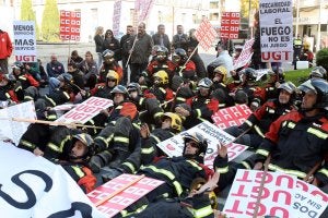 Así terminaron los bomberos su movilización en la calle Vara de Rey, junto al Espolón. ::                         JUAN MARÍN