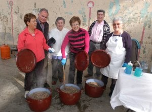 Las mujeres de Pradejón ofrecieron ayer en Igea 100 kilos de champiñón (400 raciones). ::
SANDA