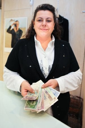 Natalia muestra los billetes en pesetas 'recaudados'. ::                         SONIA TERCERO