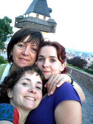 Ana con su madre y su hermana en Graz.