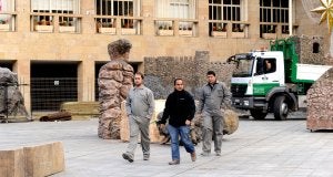 Operarios municipales trabajan ya en la instalación del Belén monumental en la plaza del Ayuntamiento, que este año aumenta su superficie en 500 metros. ::                         MIGUEL HERREROS