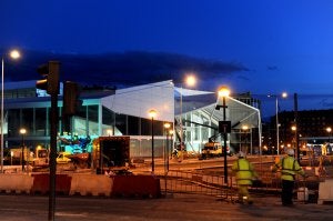La nueva estación de ferrocarril de Logroño, plena de luz, anoche durante las pruebas de iluminación. ::                         MIGUEL HERREROS